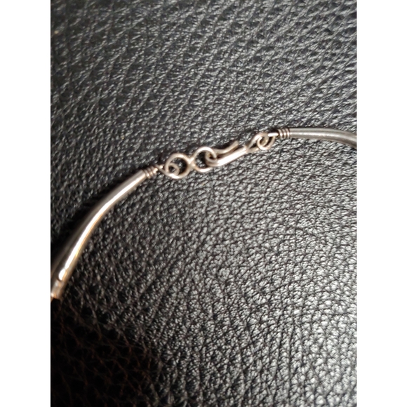 Hand strung sterling silver and lapis Native American necklace - Picture 4 of 6